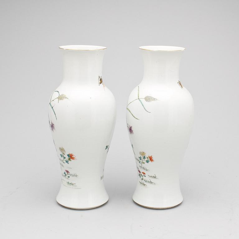 VASER, ett par, porslin, Kina, 1900-talets andra hälft.