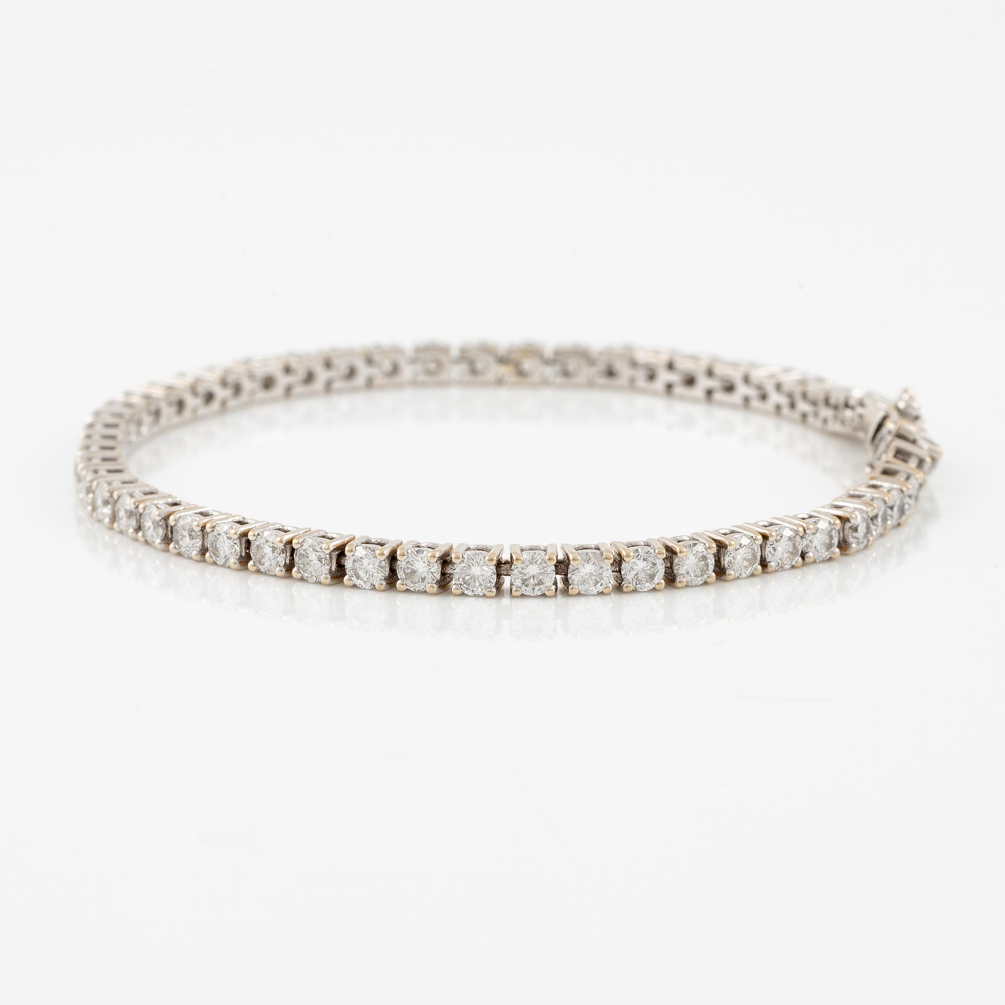 Tennis bracelet 18K white gold with round brilliant-cut diamonds.