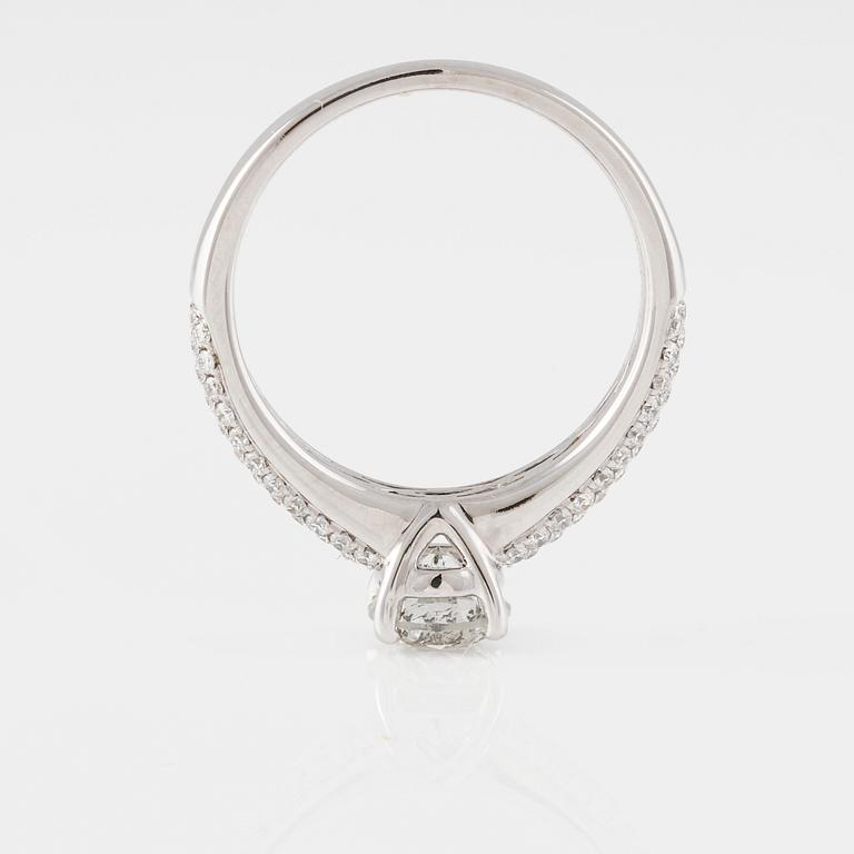 RING, 18K vitguld med briljantslipad diamant ca 1.01 ct samt små diamanter ca 0.37 ct. Vikt 4,3 gram.