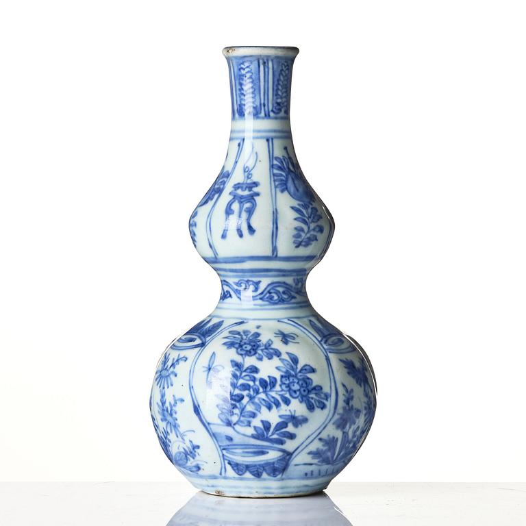 A blue and white vase, Ming dynasty, Wanli (1572-1620).