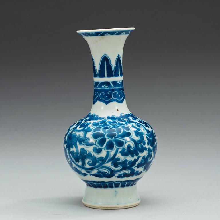 VAS, porslin. Qing dynastin, Kangxi (1662-1722).