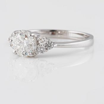 RING, 18K vitguld med briljantslipad diamant ca 0.97 ct och små briljantslipade diamanter ca 0.16 ct. Vikt 2,6 gram.
