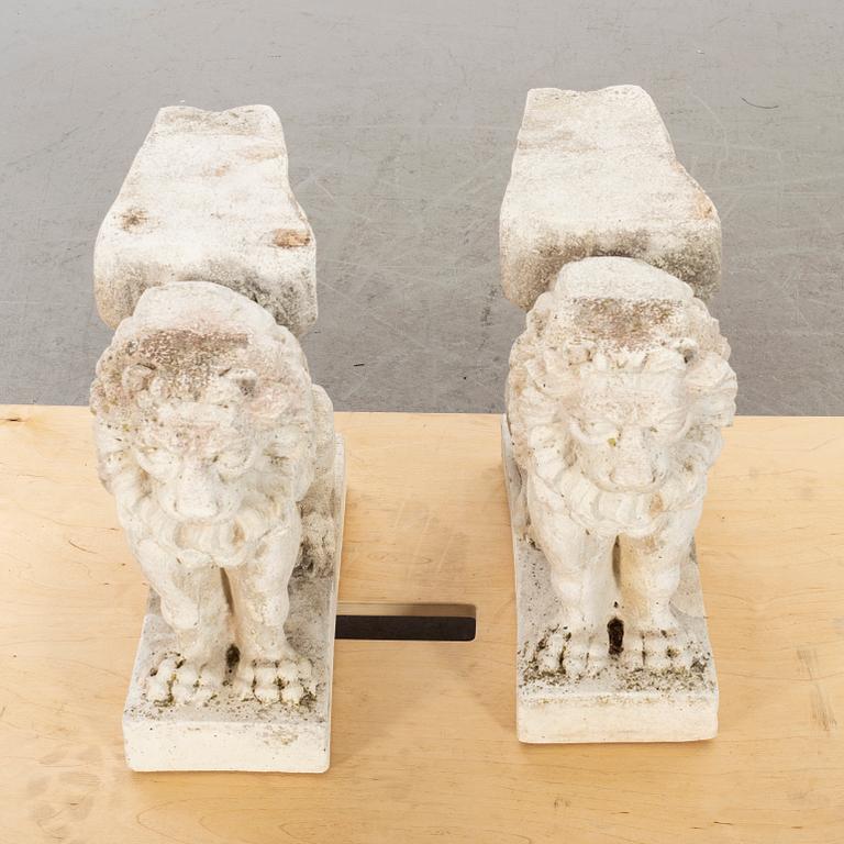 BÄNKUNDERREDE I FORM AV BEVINGADE LEJON, ett par, stenmassa.