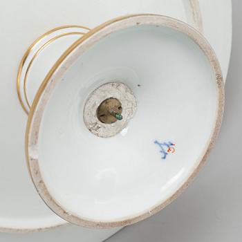 A porcelain serving dish from Meissen, around the year 1900.