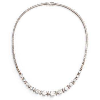 Collier, 14K vitguld, med briljantslipade diamanter totalt ca 11.94 ct. Med intyg.