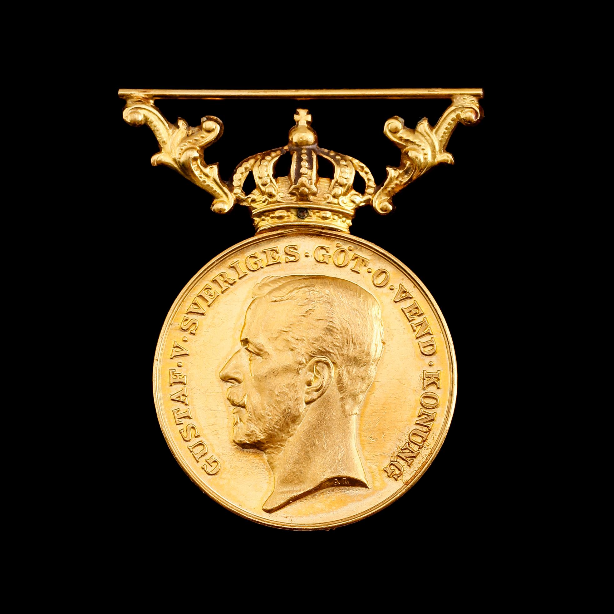 MEDALJ, 18 k guld, Gustaf V, 1947. Vikt ca 19 gram.