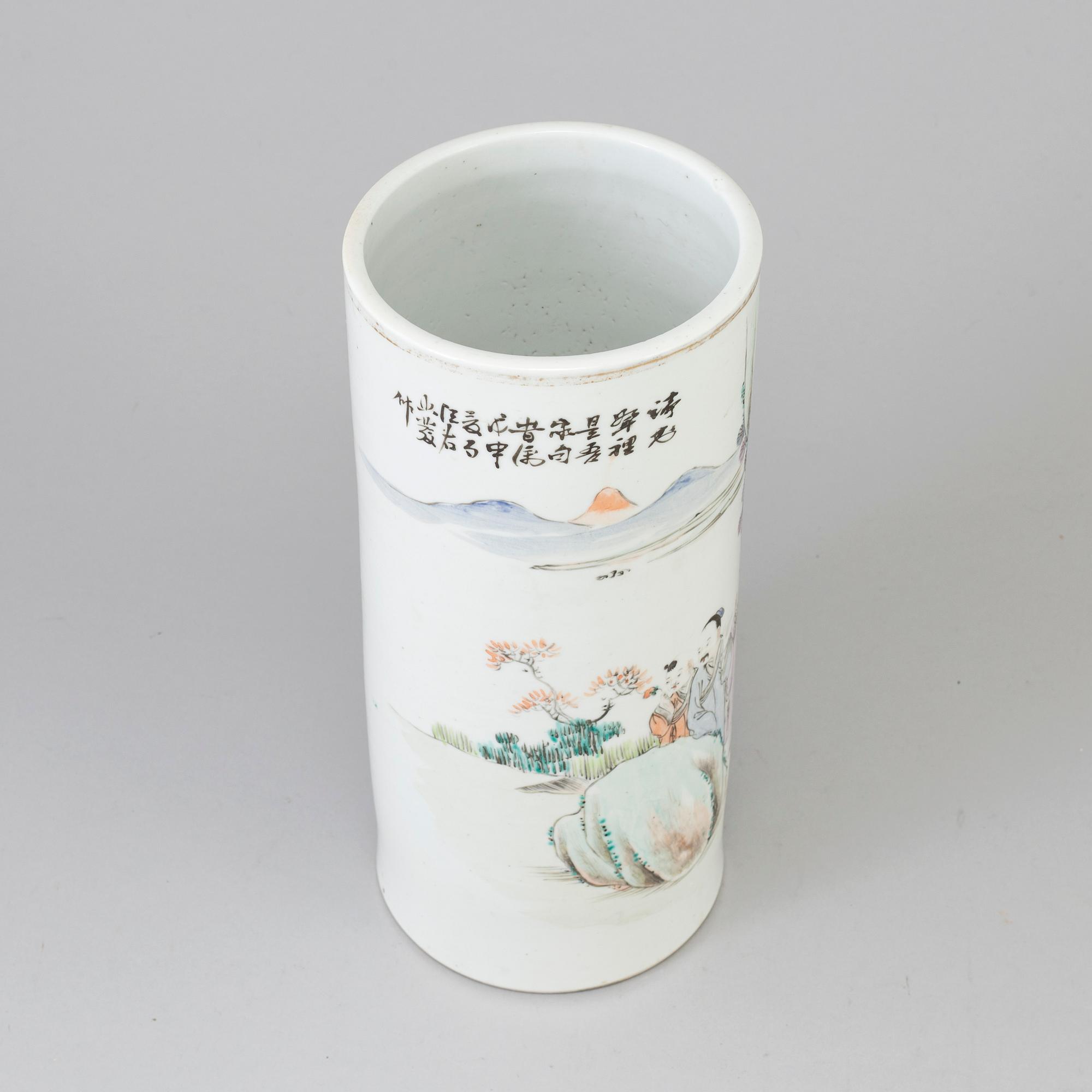 A Chinese famille rose porcelain hat stand, early 20th century.