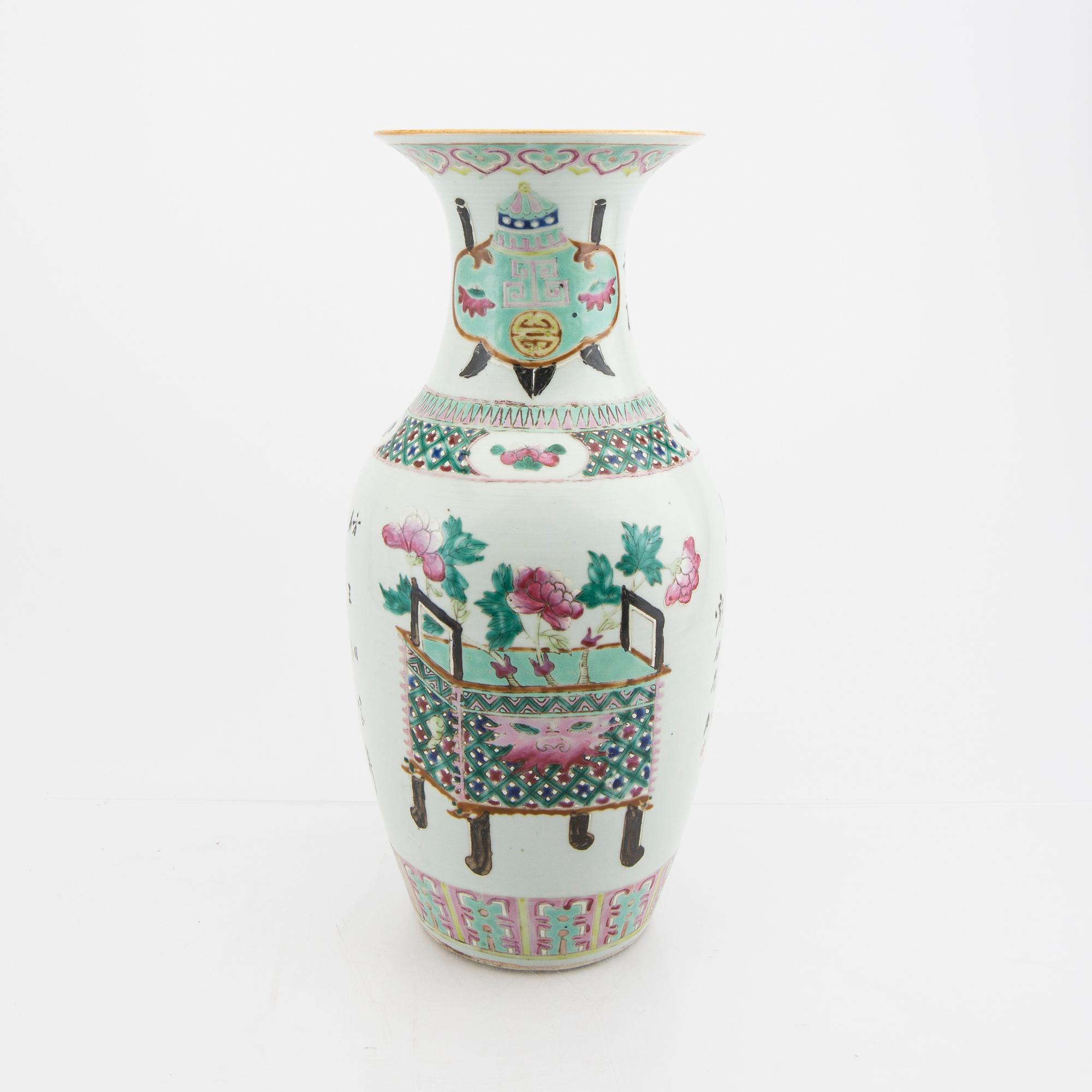 A Chinese porcelain vase 20th/21st century.