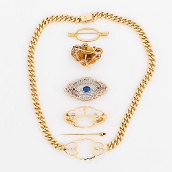 A brooch/necklace combination comprising two brooches and a necklace.