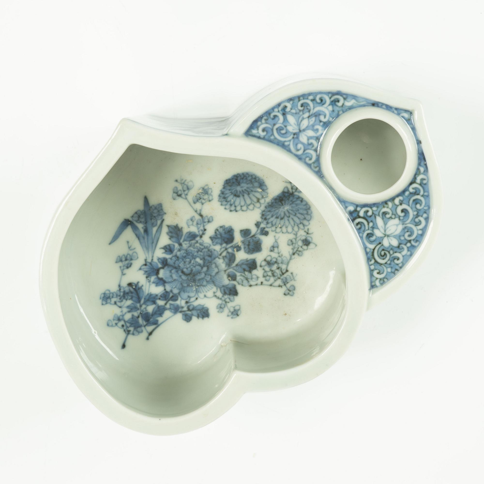 Tekök/ställ, porslin, Japan, sen Meiji/Taishō, tidigt 1900-tal.