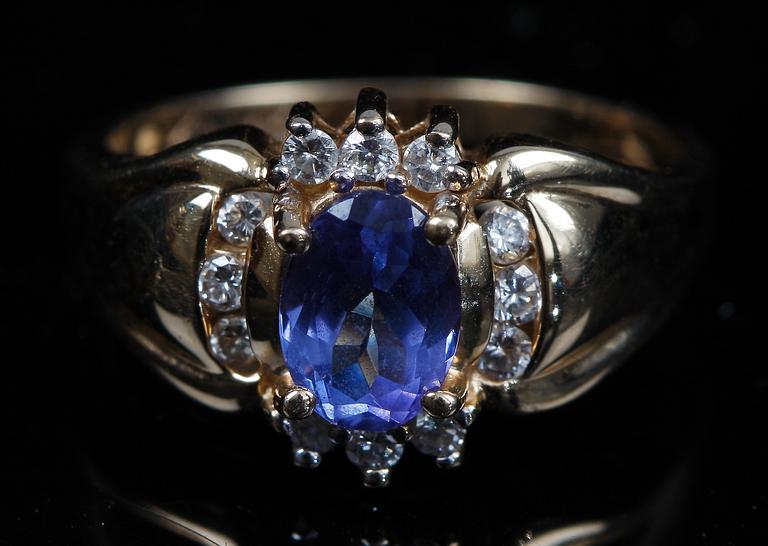 RING, 14k guld med blå safir och briljantslipade diamanter, tot. ca 0.15 ct.