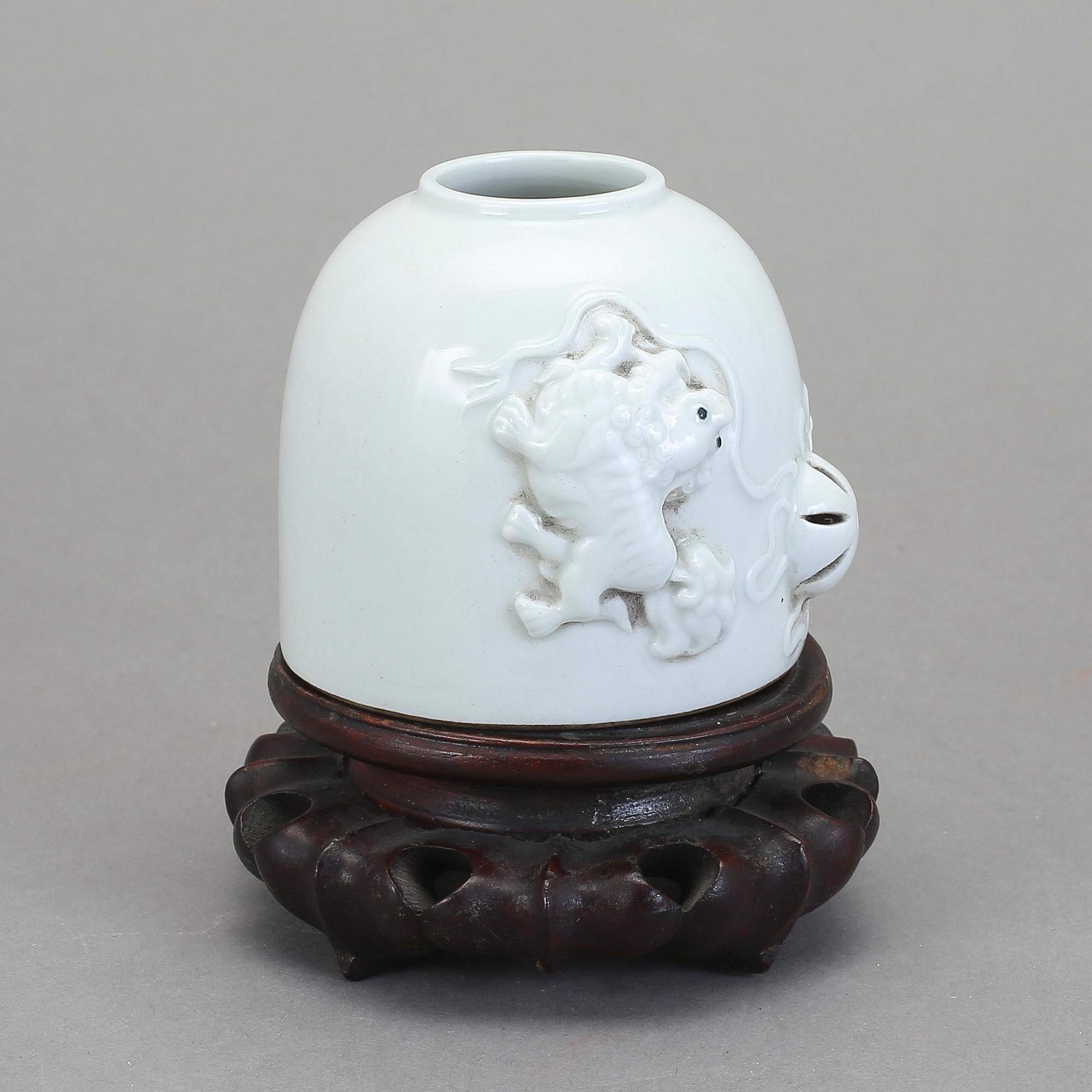 PENSELBAD, blanc de chine. Kina, 1900-tal med sigillmärke.