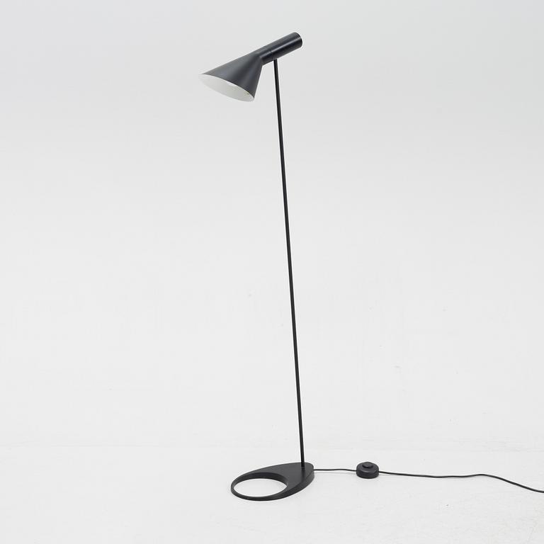 Arne Jacobsen, golvlampa, "AJ", Louis Poulsen, Danmark.