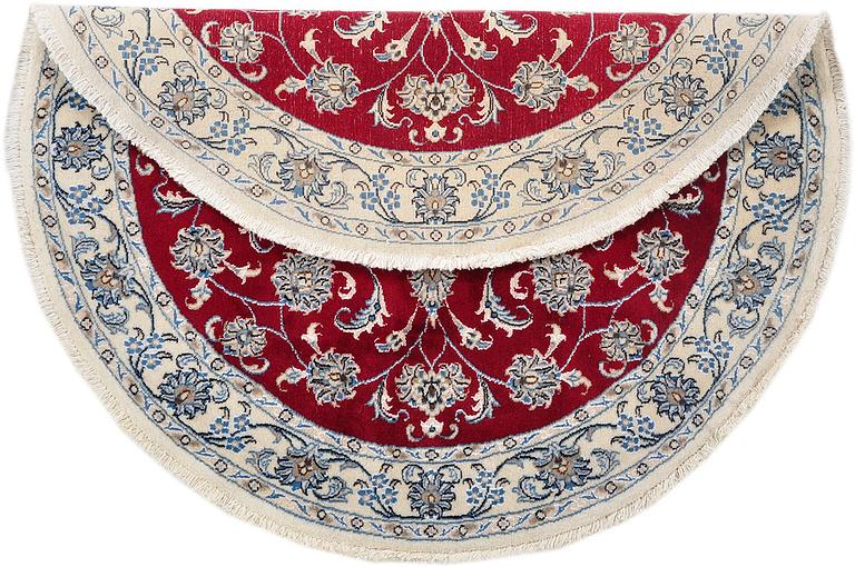 A carpet, Nain, part silk, so called. 9LAA. Diameter 137 cm.