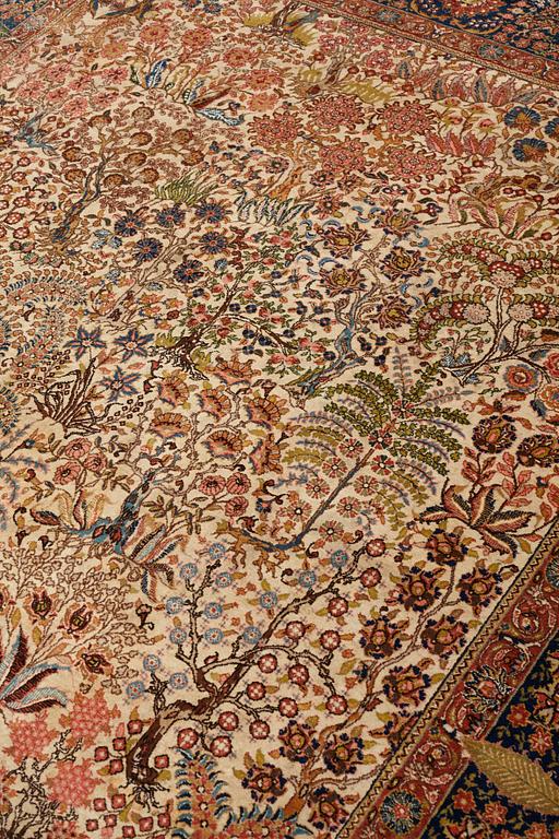 A carpet, a semi-antique Tabriz, ca 297,5 x 224 cm.