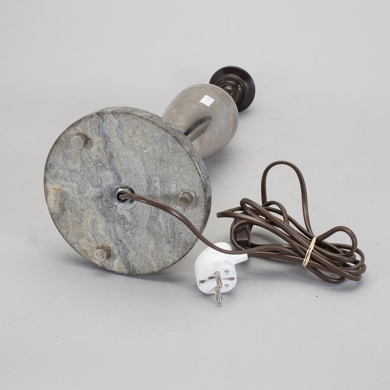 BORDSLAMPA, av omgjord granat, 1900-talets första hälft.
