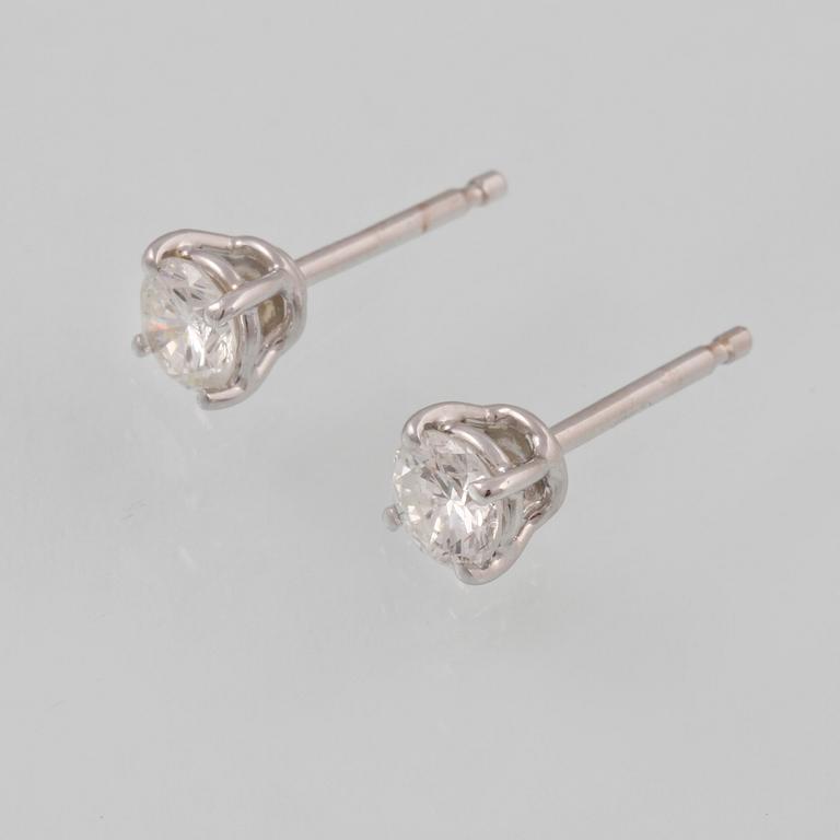 ÖRHÄNGEN, 18K vitguld med briljantslipade diamanter ca 0.67 ct. Vikt  1,6 gram.
