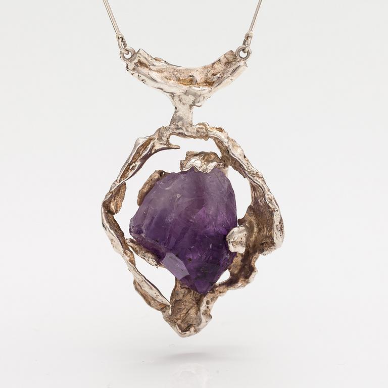 A silver necklace with an amethyst. Helsinki, mid 20th century.