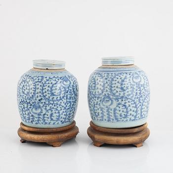 A pair of Chinese blue and white porcelain jars with covers, late Qing dynasty / around 1900.