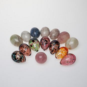 ÄGG, 14 st, och KULA, glas och sten, 1900-talets senare hälft.