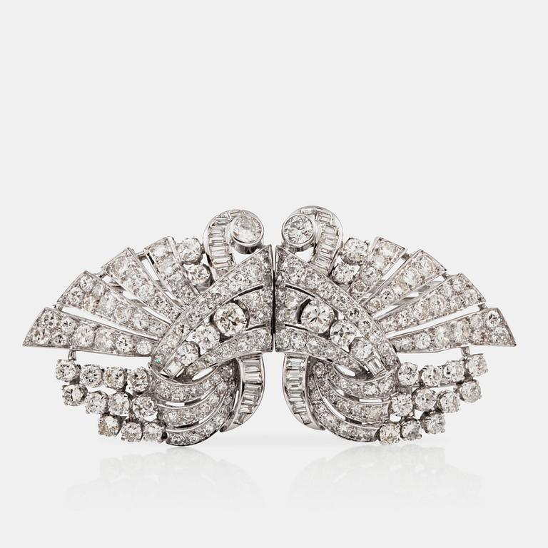 BROSCH/DUBBELCLIP i form av parställda svanar med baguette- och briljantslipade diamanter. 1940-tal. Franska stämplar.