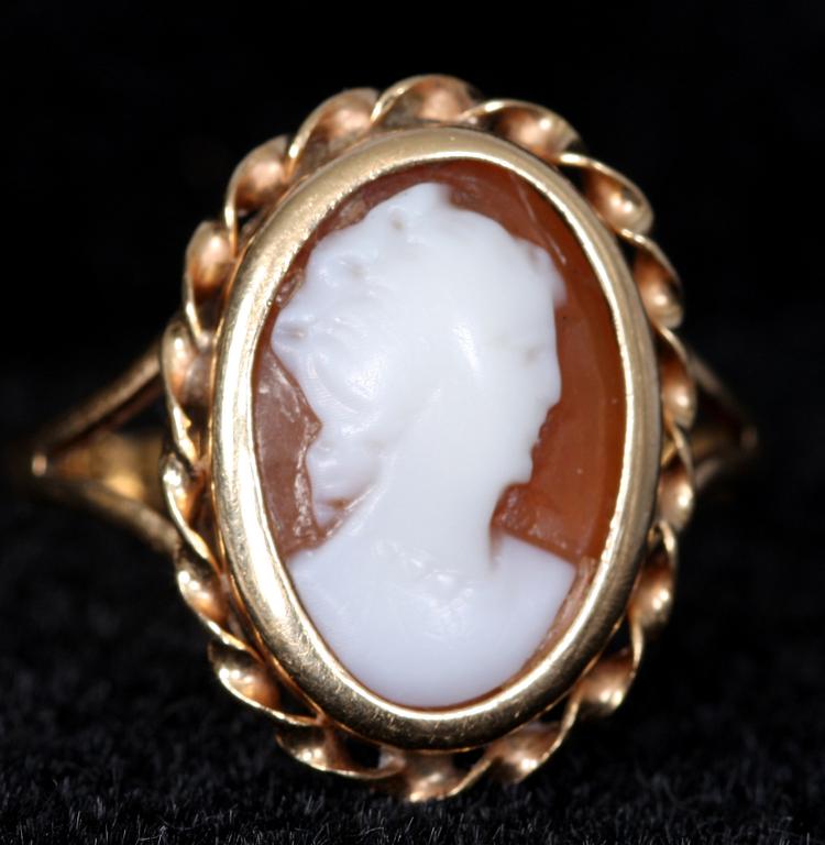 HÄNGSMYCKE samt RING, guld, 18k samt Camé, bl a 1947.