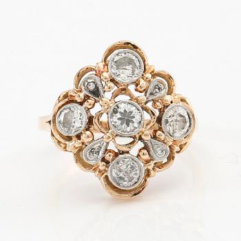 Ring in 18K white and red gold with round brilliant-cut and single-cut diamonds.