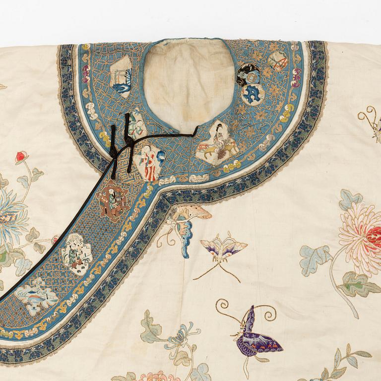 A Chinese embroidered silk robe, late Qing dynasty/early 20th century.