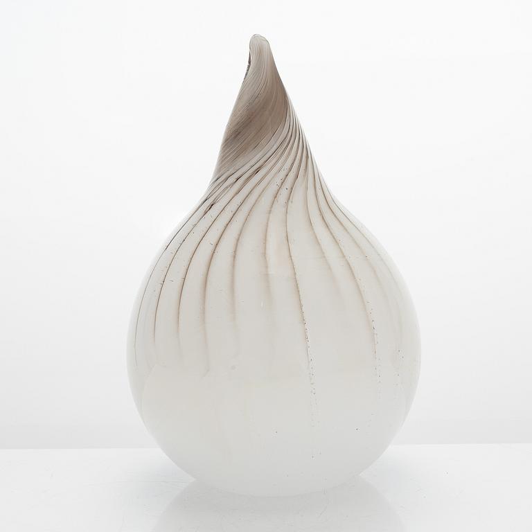 Oiva Toikka, a glass sculpture signed O. Toikka Nuutajärvi, Kotiliesi 2004.