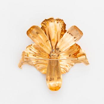 Brosch 18K guld med en rund briljantslipad diamant och fasettslipade smaragder.
