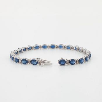 ARMBAND, med fasettslipade safirer totalt ca 9.75 ct och briljantslipade diamanter, totalt ca 0.50 ct.