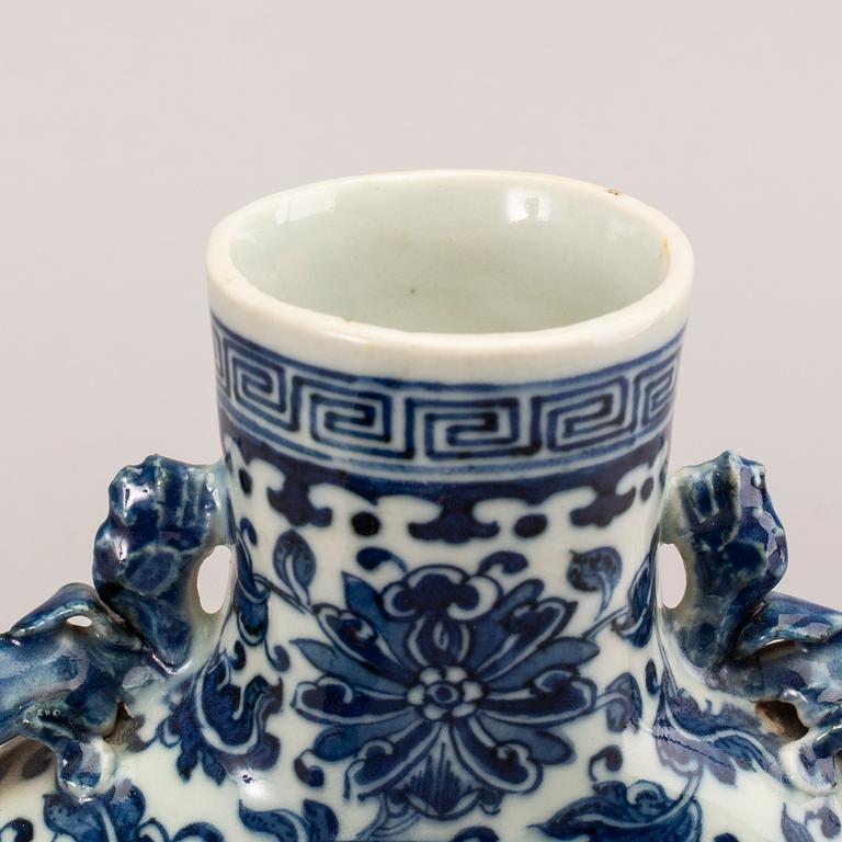 A porcelain moon vase/flask, Qing dynasty, Tongzhi (1862-1874).