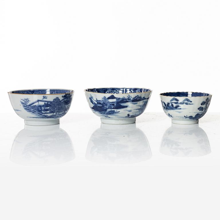 A set of five Chinese export porcelain bowls, Qing dynasty, Qianlong (1736-95).