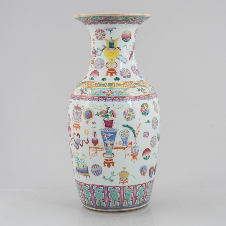 A Chinese porcelain vase, late Qing dynasty.