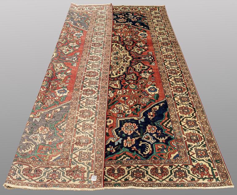 Matta, Bakhtiar, ca 308 x 215 cm.