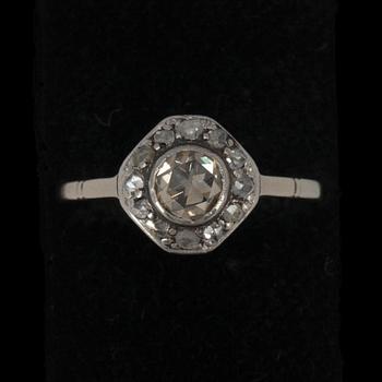 RING, 14K vitguld, 13 st rosenslipade diamanter av vilka mittstenens diam. 5 mm. Vikt 2,3 g.