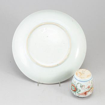 A group of wucai dish and jar, Qing dynasty, Kangxi (1664-1712).