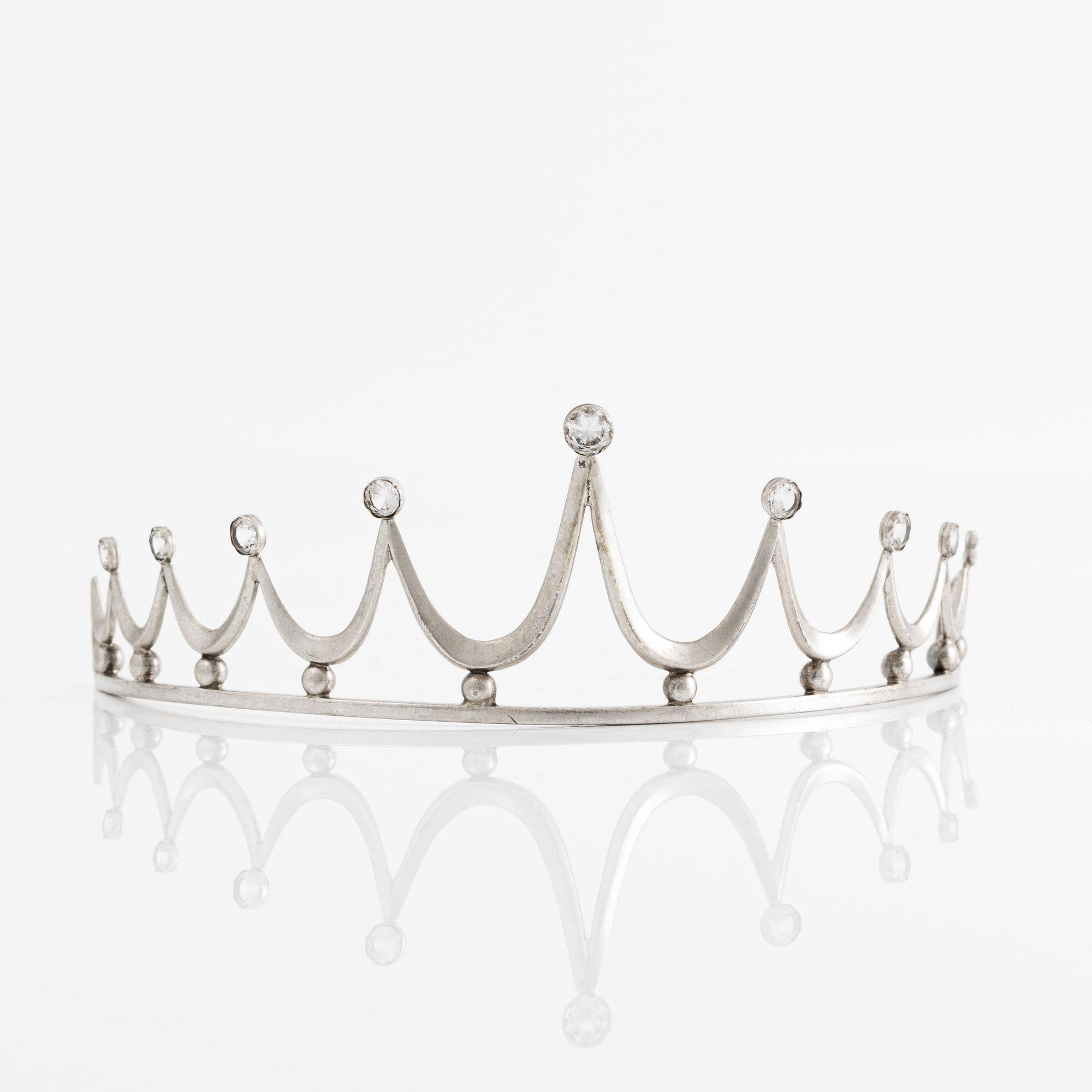 Tiara silver med vita stenar.