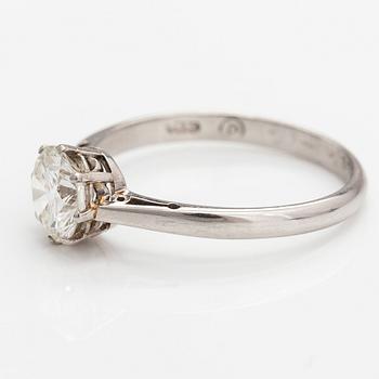 A platinum ring with a diamond ca. 1.05 ct. With certificate.