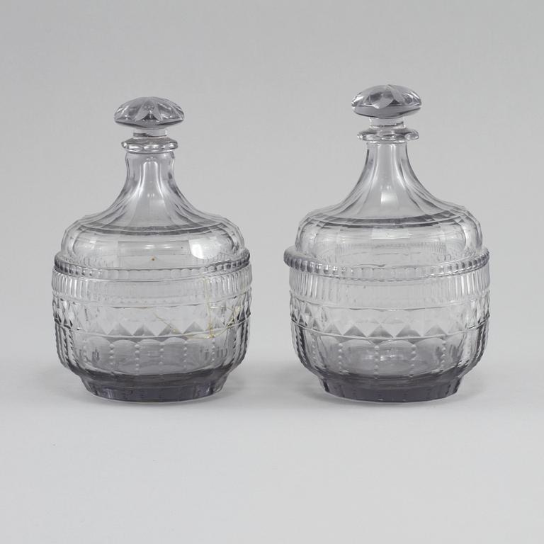 BONBONJÄRER, ett par, glas, 1800-talets första hälft.