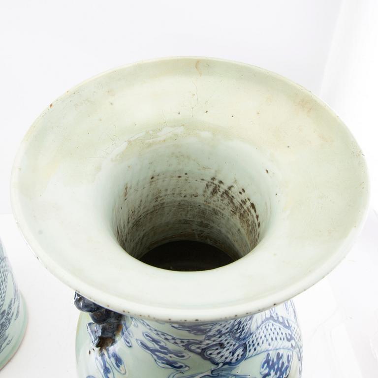 A pair of large Chinese vases, late Qing dynasty/early 20th century.