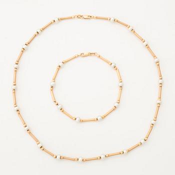 Halsband samt armband, med odlade pärlor, Balestra, Guldfynd.
