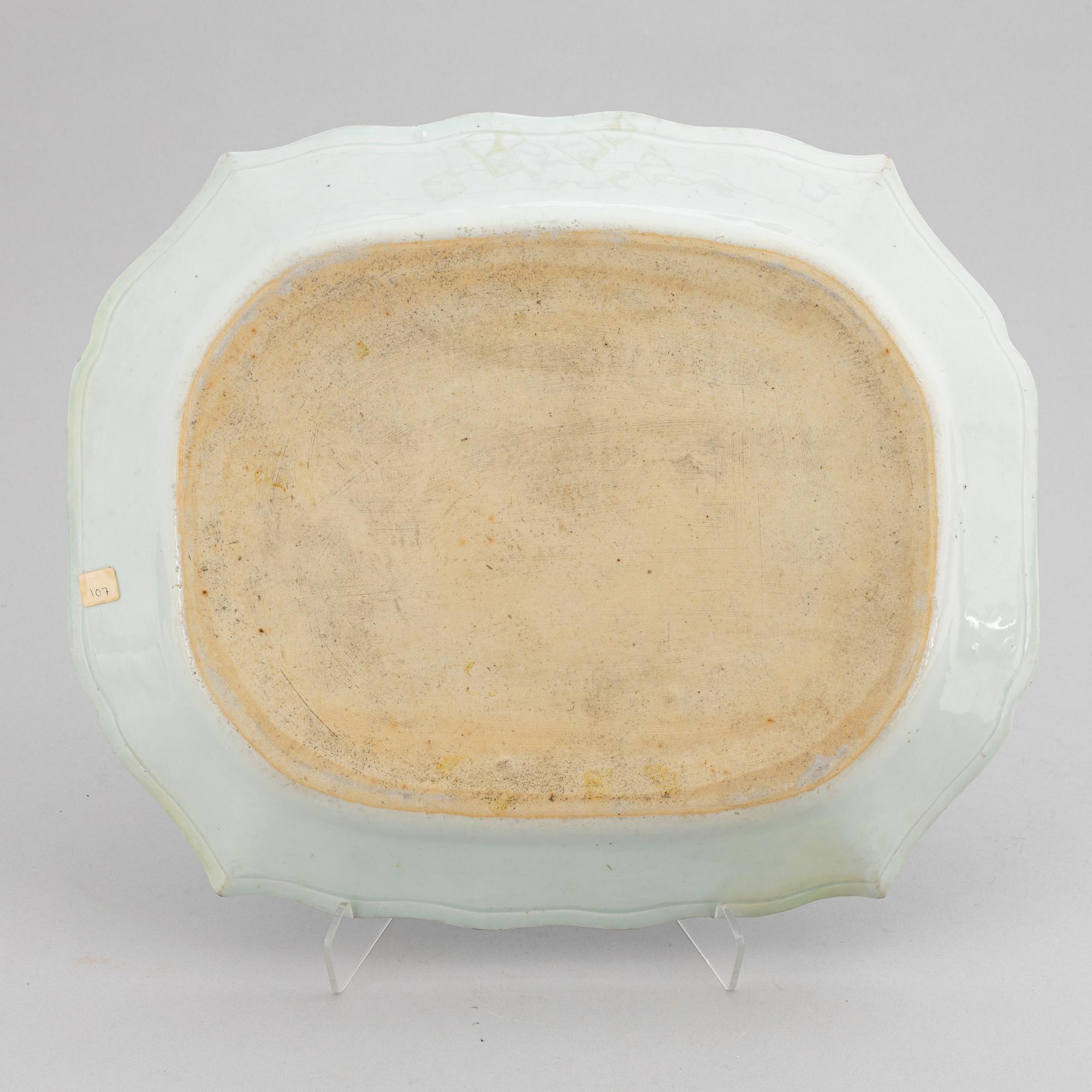 Serveringsfat, porslin, Kina, Qingdynastin, Qianlong (1736-95).