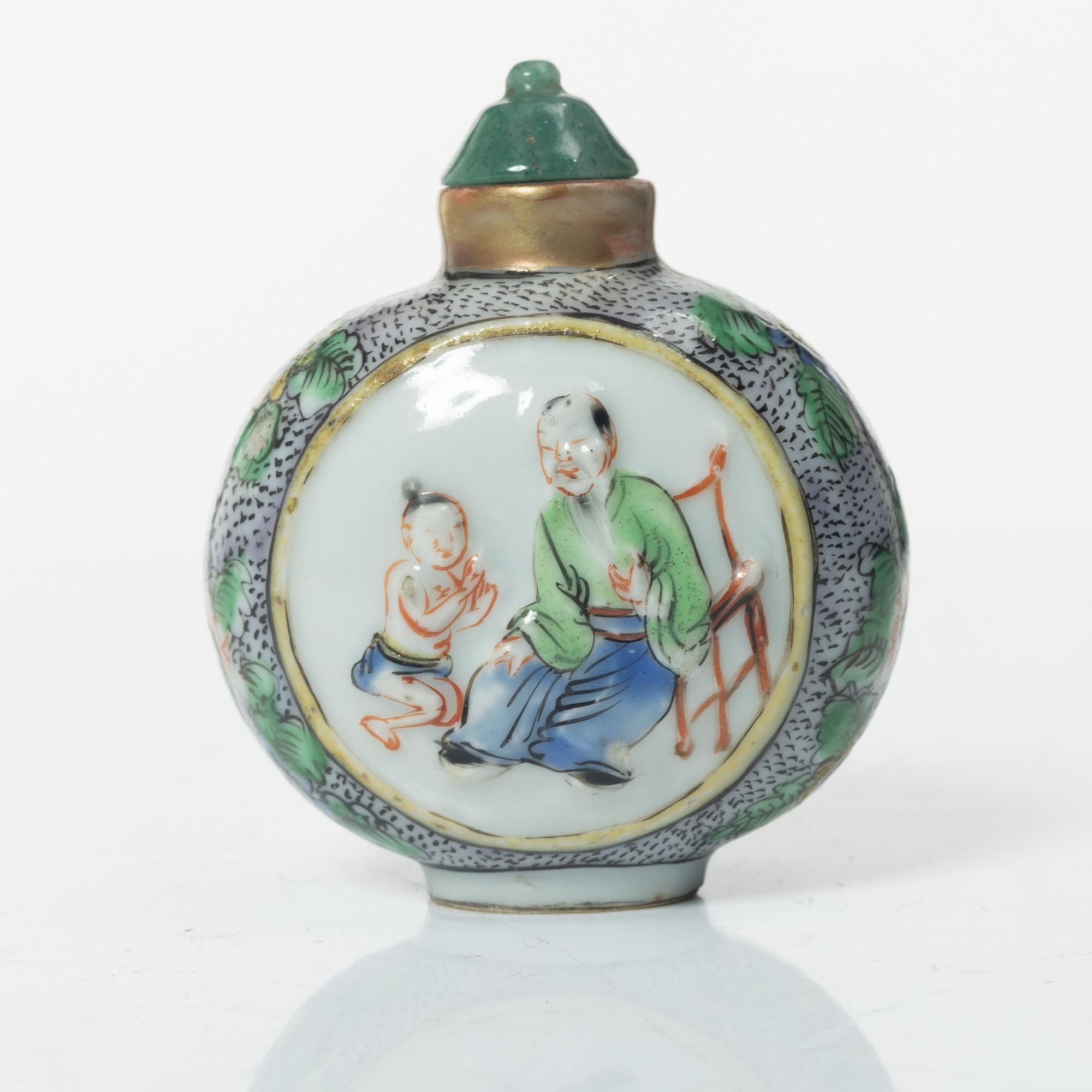 Fat, koppar, två stycken samt snusflaska, porslin. Qingdynastin, 1700/1800-tal.