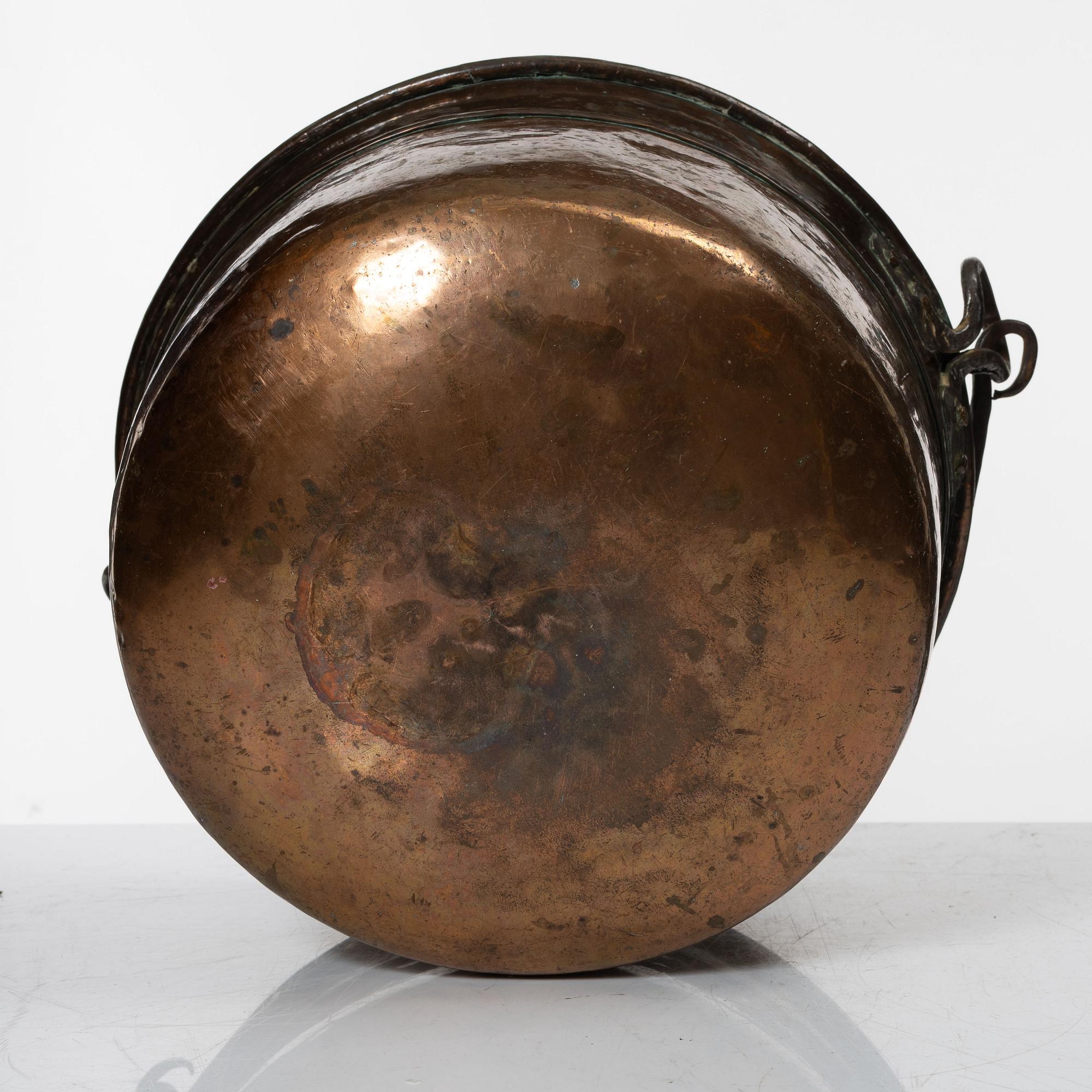 A set of three Swedish copper cauldrons, 18th / early 19th century.