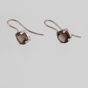 ÖRHÄNGEN, 18K vitguld med fasettslipad rökkvarts. Vikt 3,7 gram.