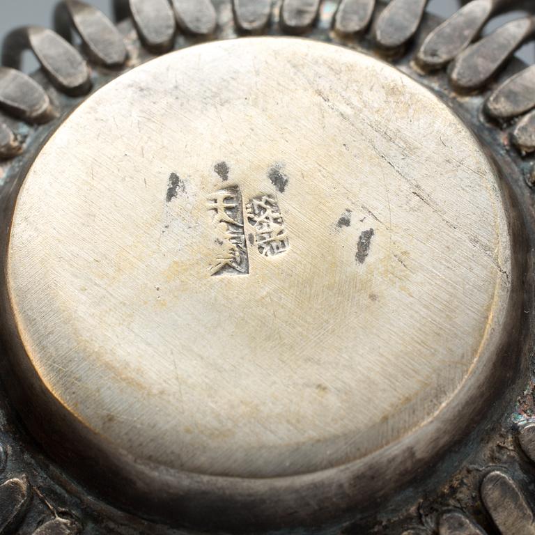 SYRSABURAR, 2 st. Kina, metall. Märkta.