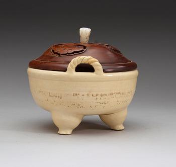 A large white glazed ceramic tripod censer, Qing dynasty, 19th Century.