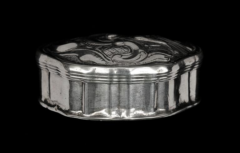 DOSA, silver, rokoko, sannolikt Sven T. Röding. verksam 1736-54 i Växjö. Vikt ca 30 gram.