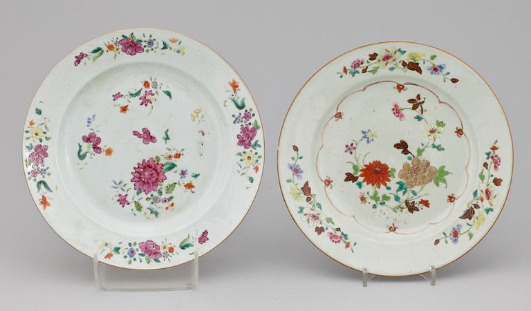 TALLRIKAR, 2 st. Porslin. Kina, Qianlong (1736-95).